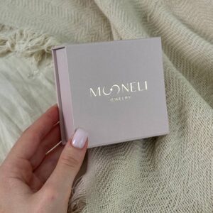 Брендова рожева коробочка